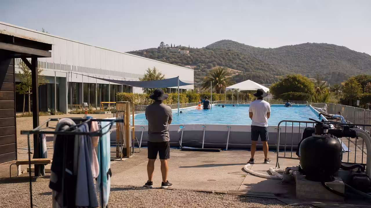 Bassin mobile temporaire installé près d’une école pour des séances de natation encadrées