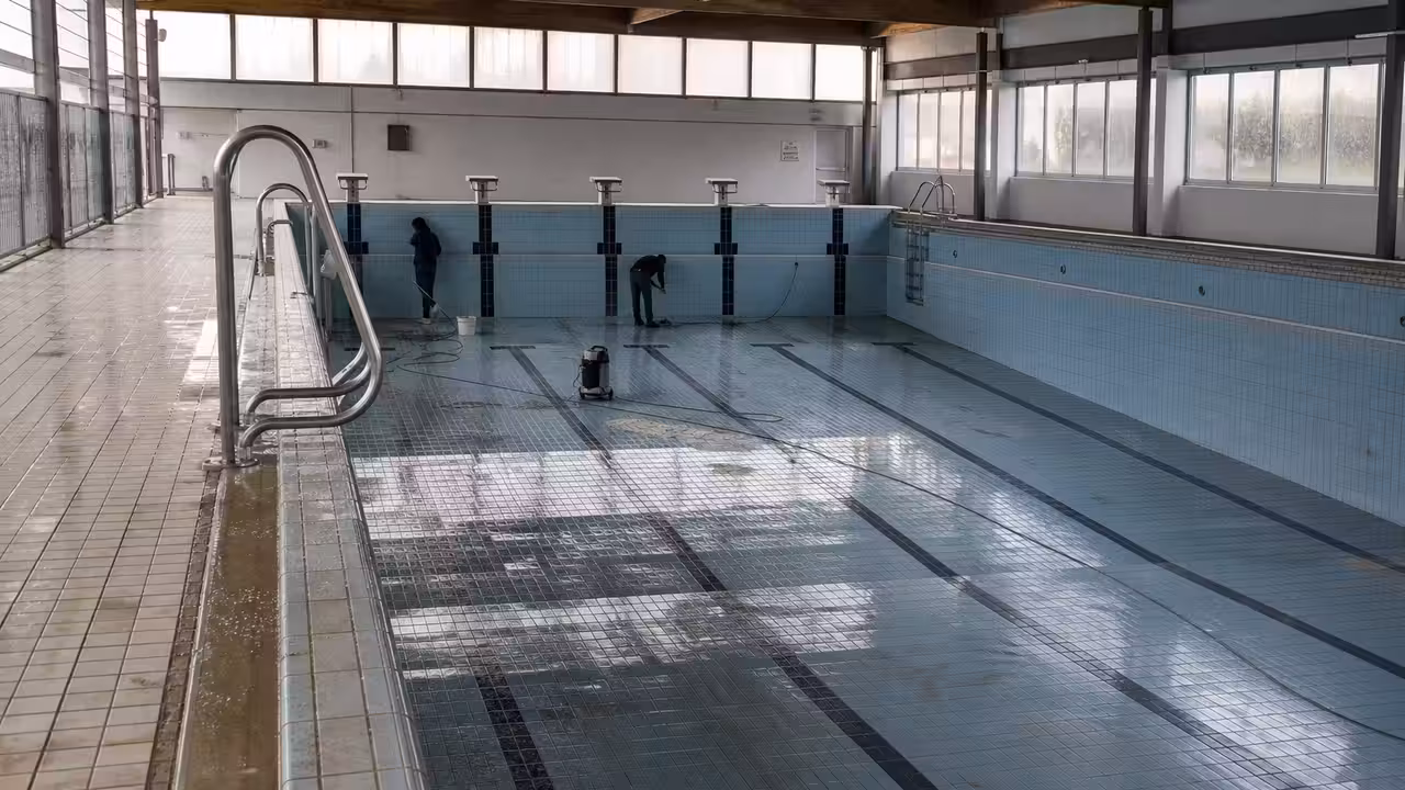 Bassin intérieur de piscine municipale vidé pendant une opération de nettoyage et de maintenance hivernale