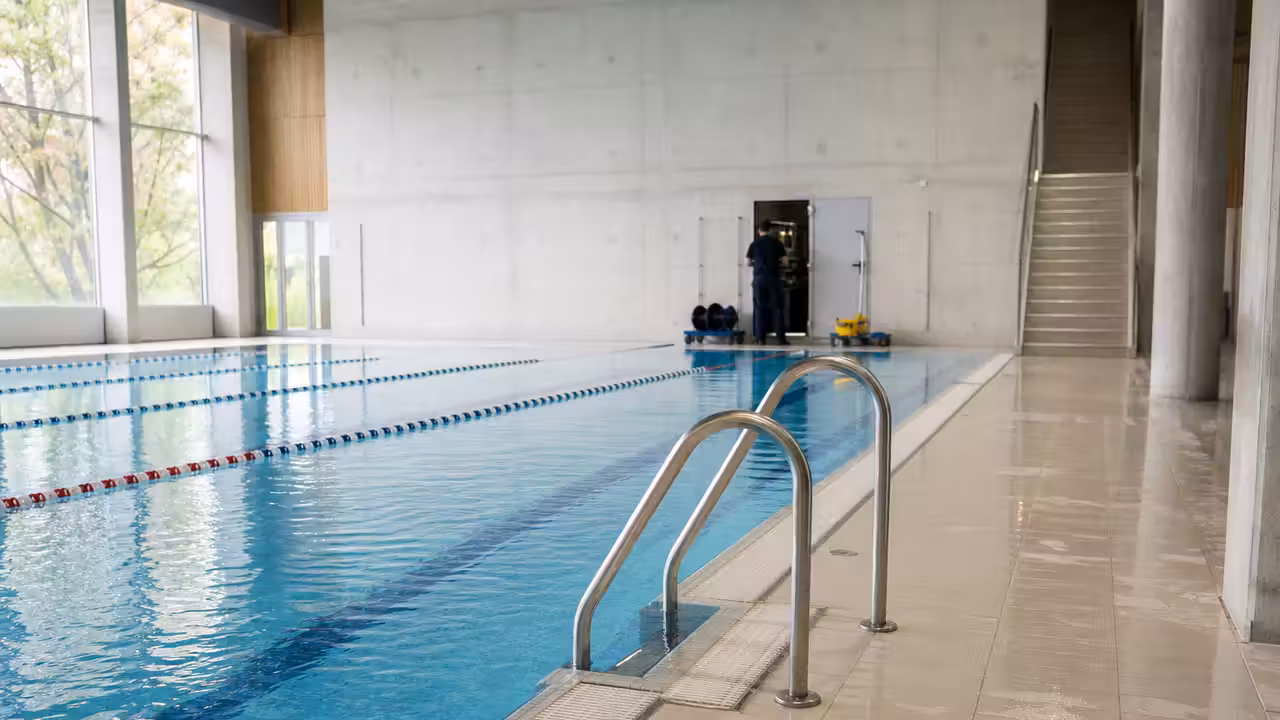 Bassin couvert vide pendant une opération de maintenance dans un centre aquatique municipal