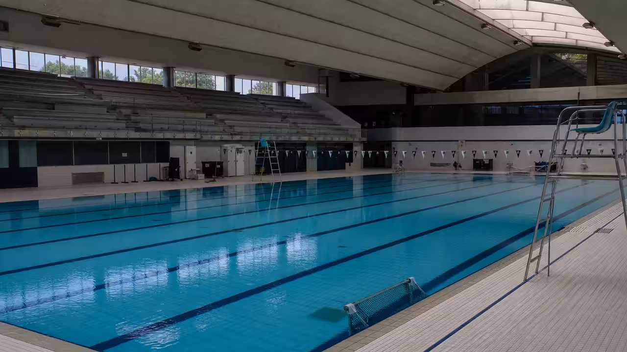 Bassin sportif intérieur d’un centre aquatique préparé avant une compétition de hockey subaquatique