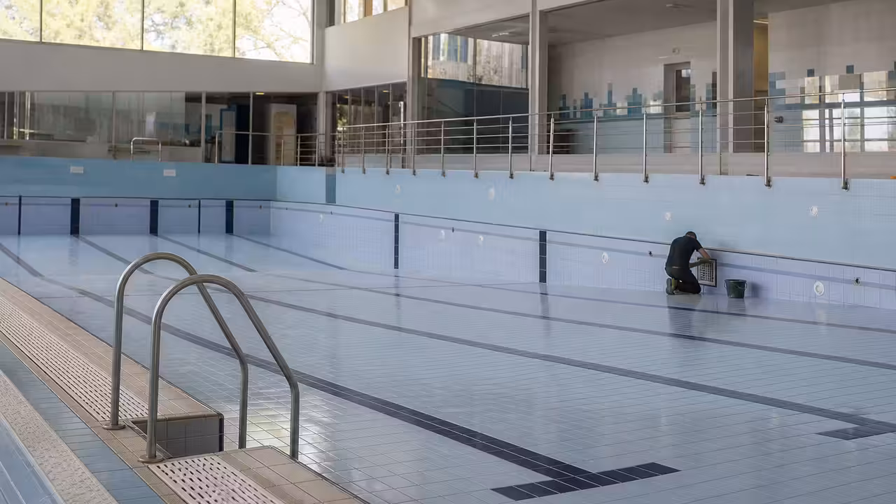 Bassin intérieur vide pendant une opération d’entretien dans une piscine municipale française