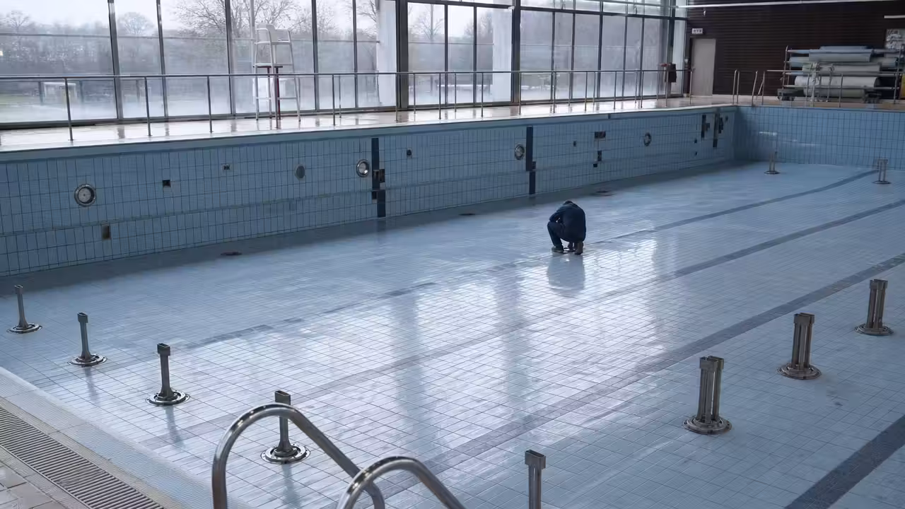 Bassin municipal vide pendant une opération de nettoyage et de contrôle des équipements techniques