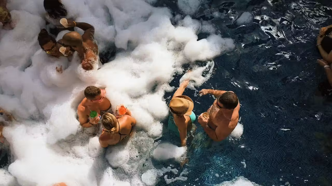 Soirée hivernale dans un centre aquatique, avec éclairage doux, bassin surveillé et espace détente au bord de l’eau