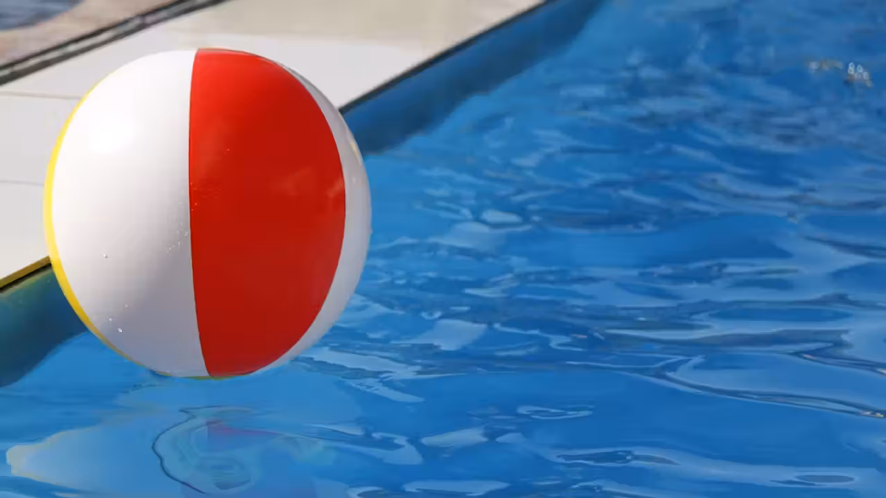 Technicien de piscine analysant l’eau près d’un local technique lors d’une formation pratique