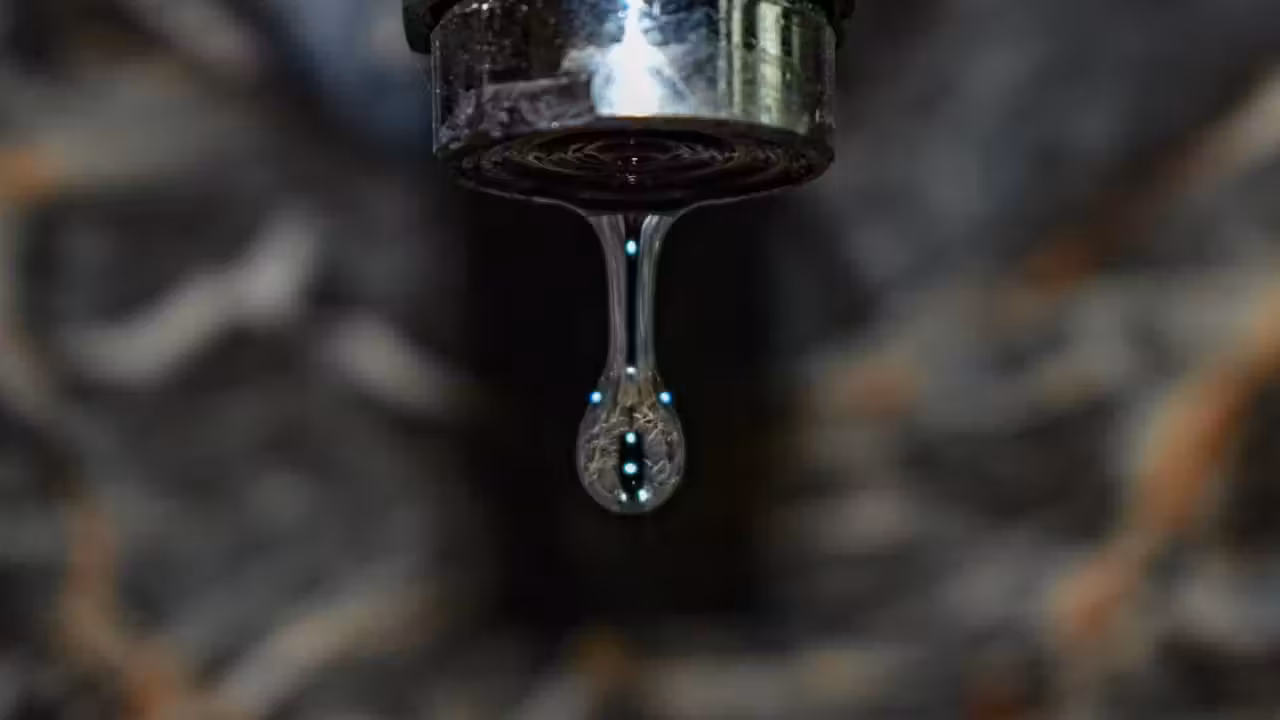 Local technique ventilé d’une piscine publique avec équipements de traitement de l’eau et tuyauteries sécurisées