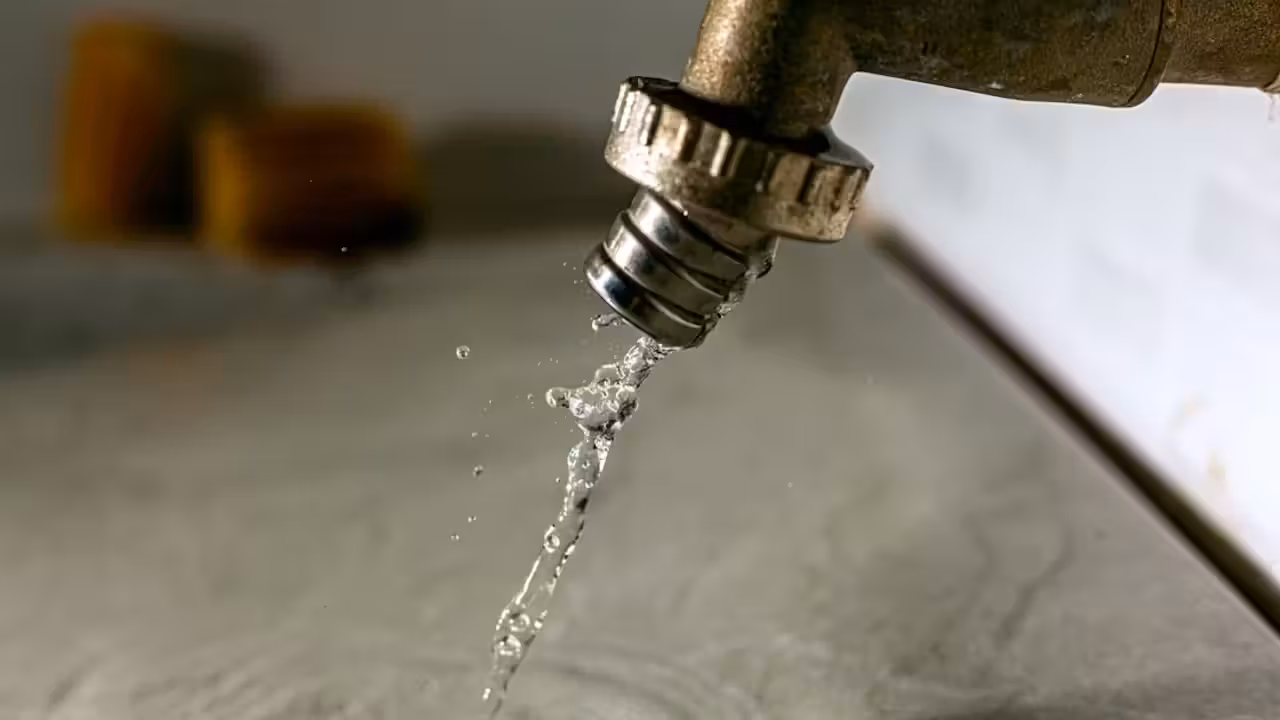 Local technique d’une piscine publique avec conduites de traitement et équipement de ventilation sécurisé
