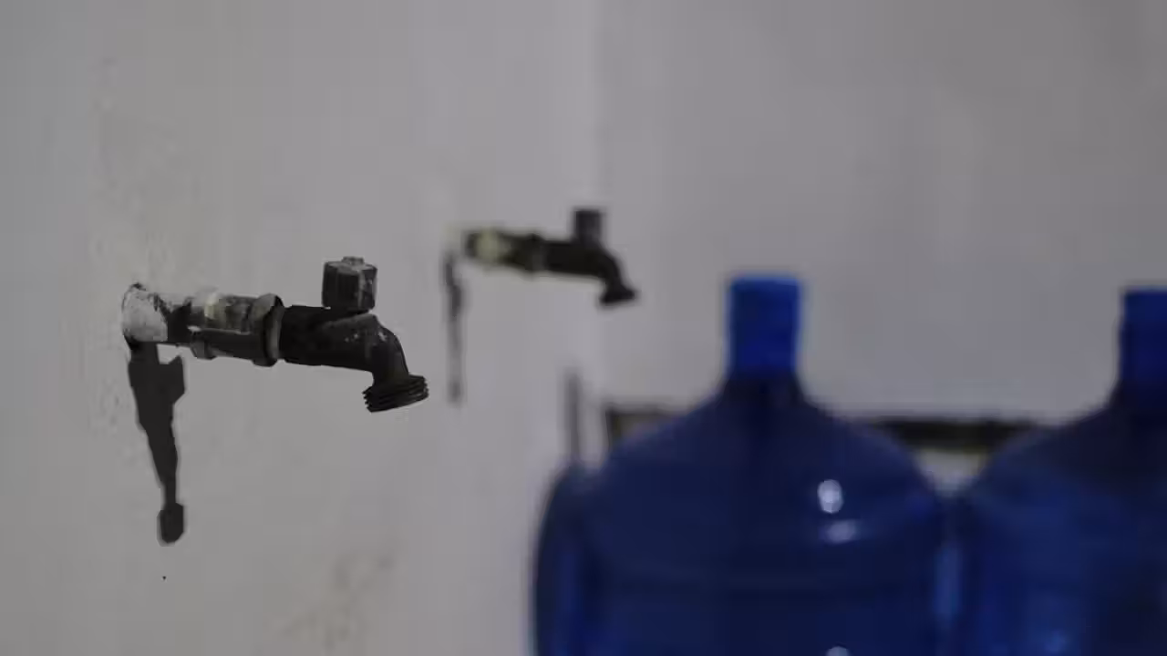 Intervention de sécurité devant le local technique d’une piscine municipale évacuée, accès balisé