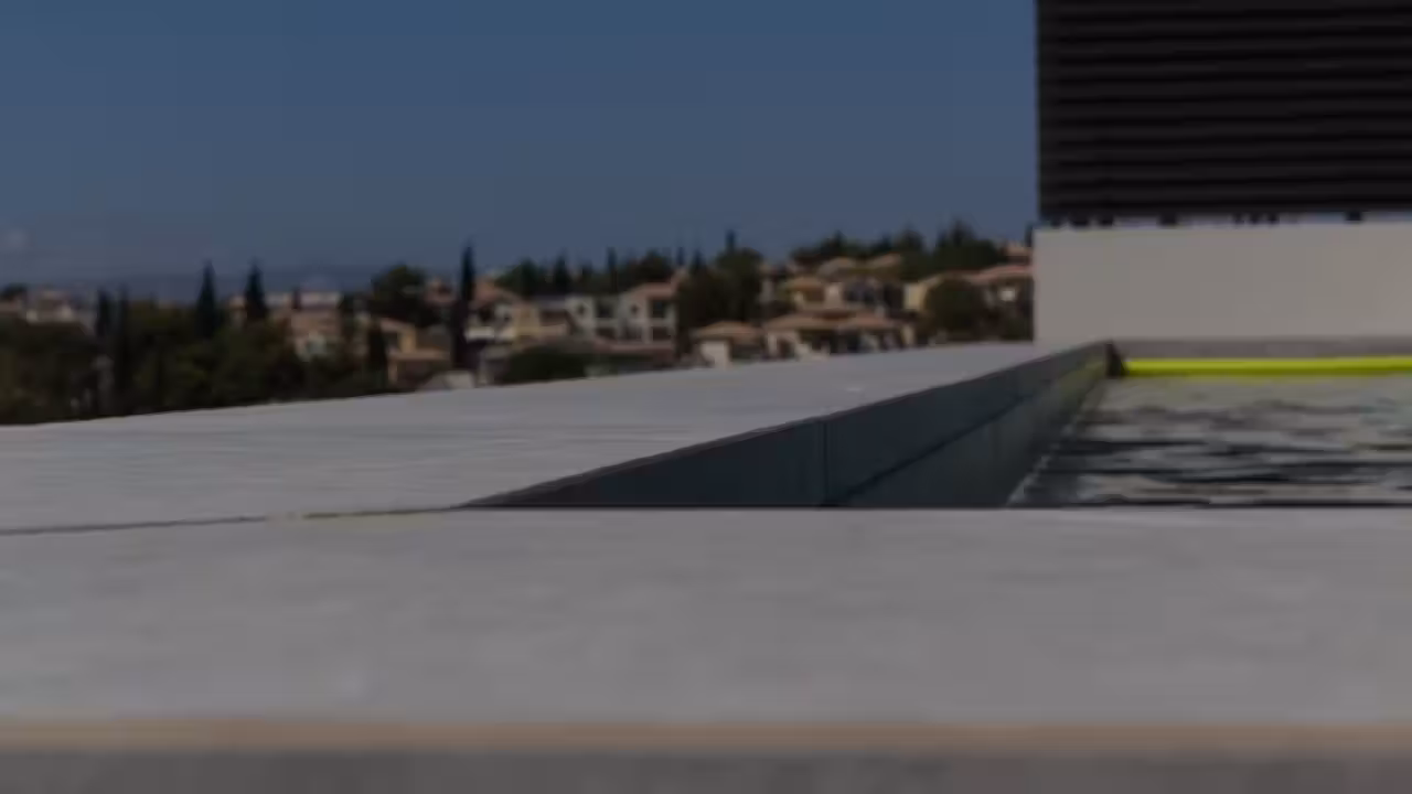 Piscine municipale rénovée avec bassins, plages claires, espaces végétalisés et équipements techniques modernisés