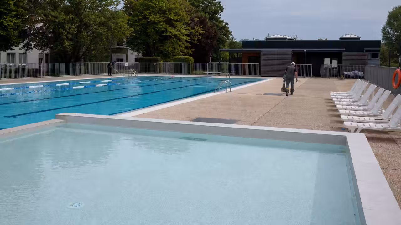 Bassin extérieur et pataugeoire d’une piscine municipale préparés avant l’ouverture au public