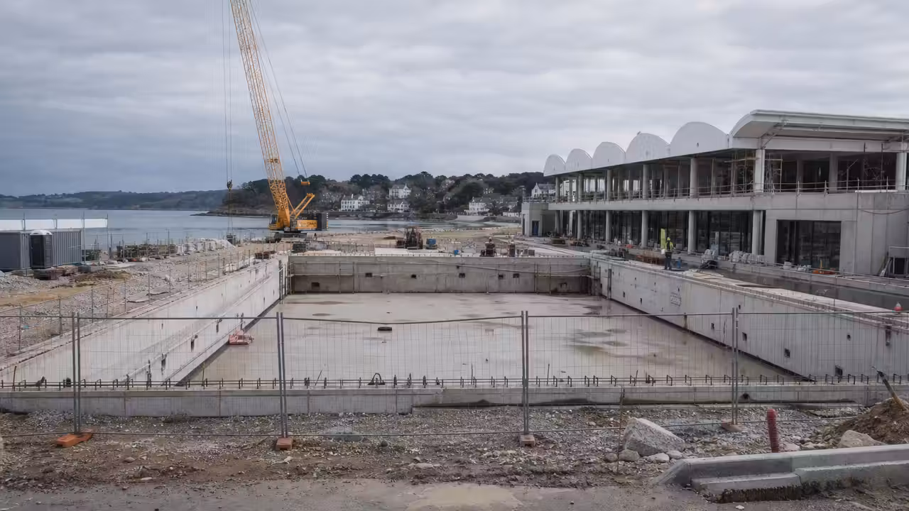 Chantier d’une piscine municipale avec structure du bâtiment et bassin sportif en construction à Hendaye