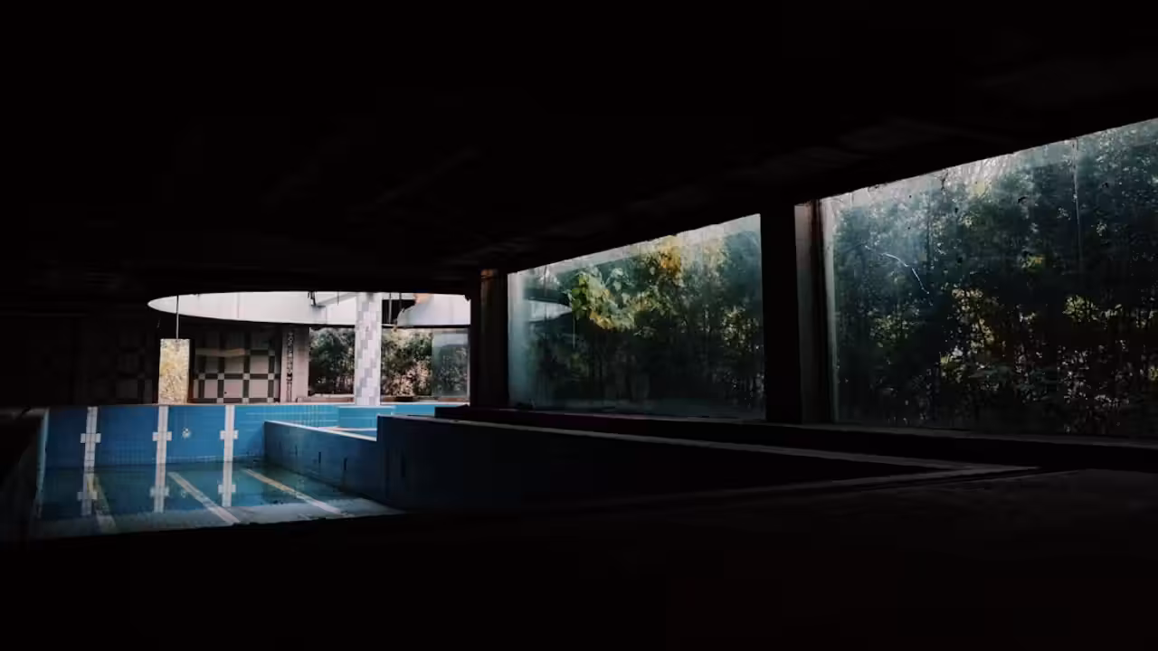 Piscine privée sécurisée dans un jardin de l’Aube, avec terrasse, portail fermé et eau claire