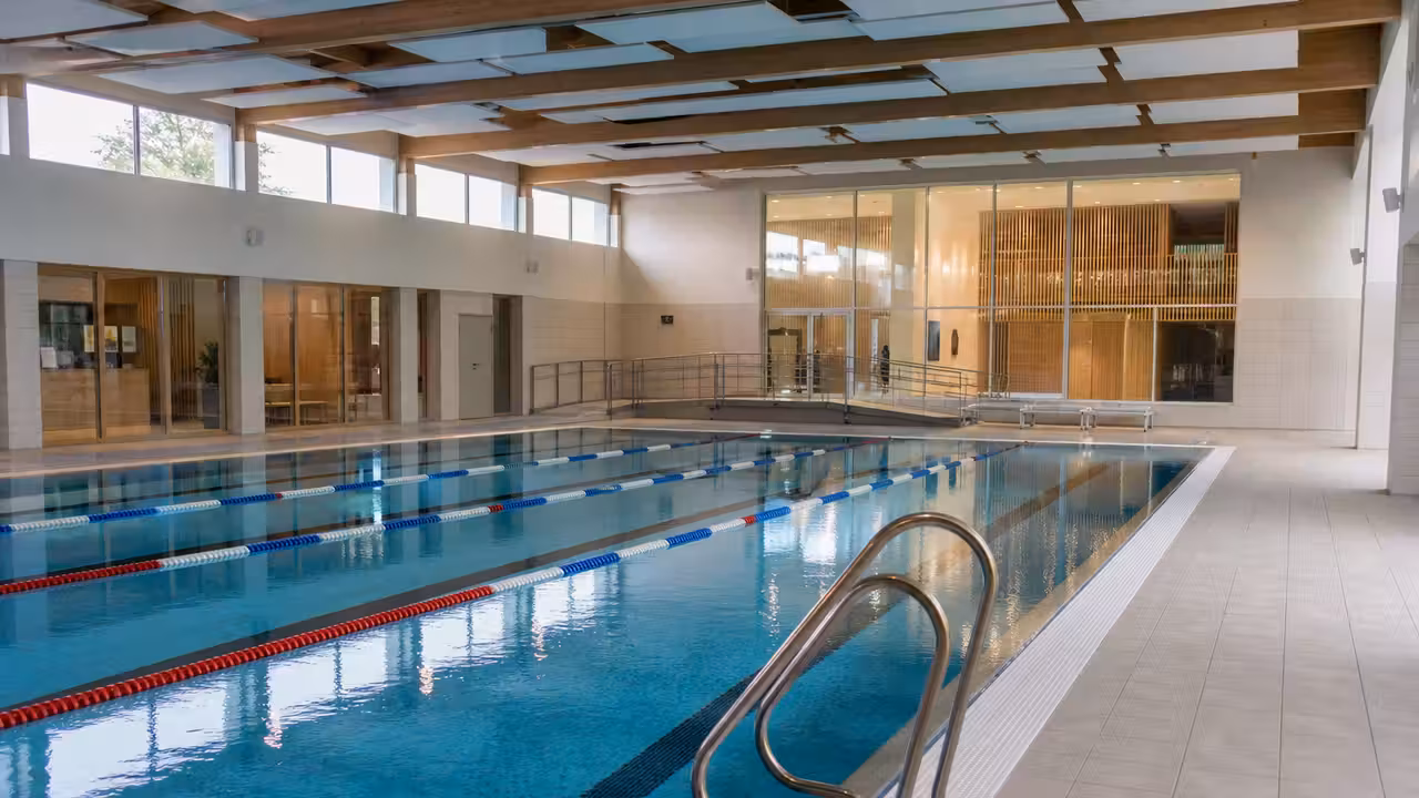 Bassin sportif couvert de 25 mètres avec couloirs de nage dans une piscine publique rénovée
