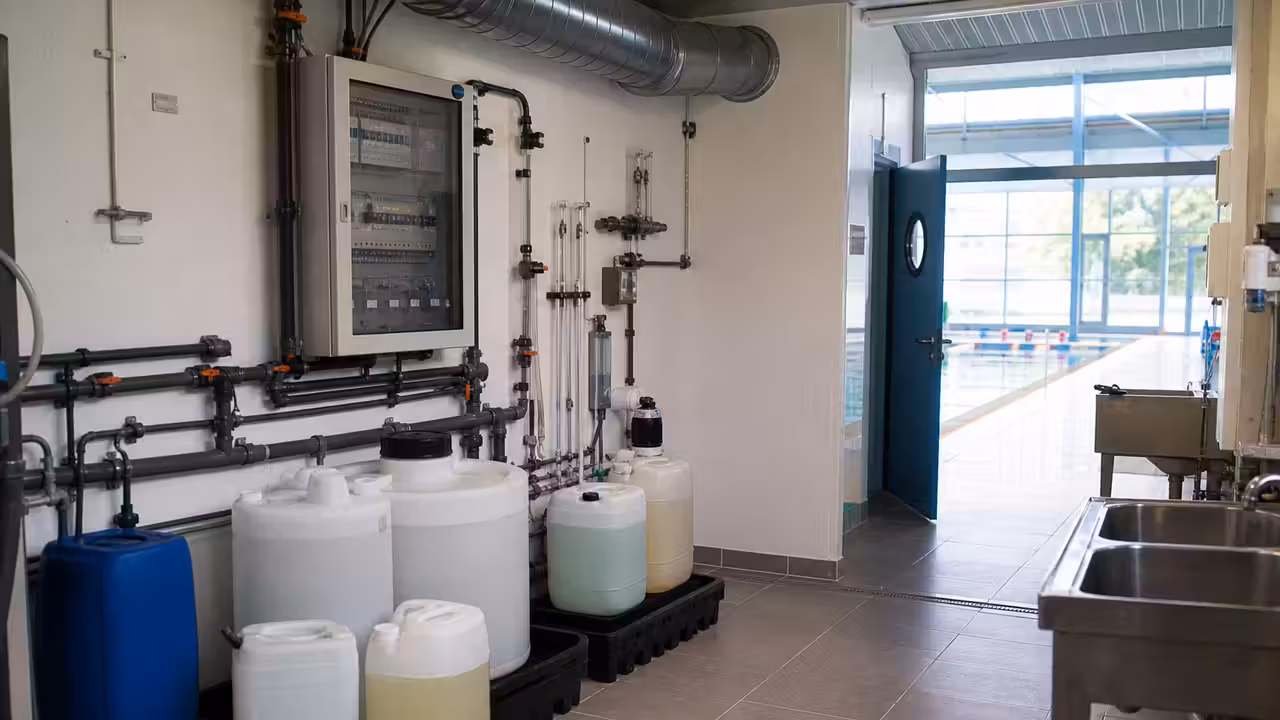 Local technique de piscine publique ventilé, avec bidons de traitement séparés et clairement signalés