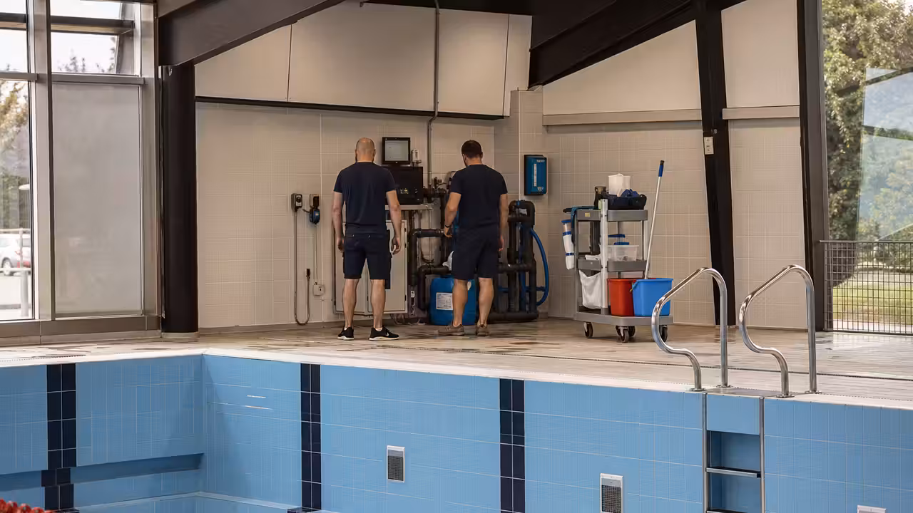 Bassin couvert vide pendant une intervention de nettoyage et de contrôle de la qualité de l’eau