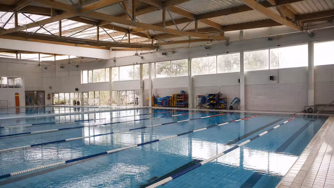 Bassin couvert d’une piscine publique préparé pour les cours de natation et les activités aquatiques