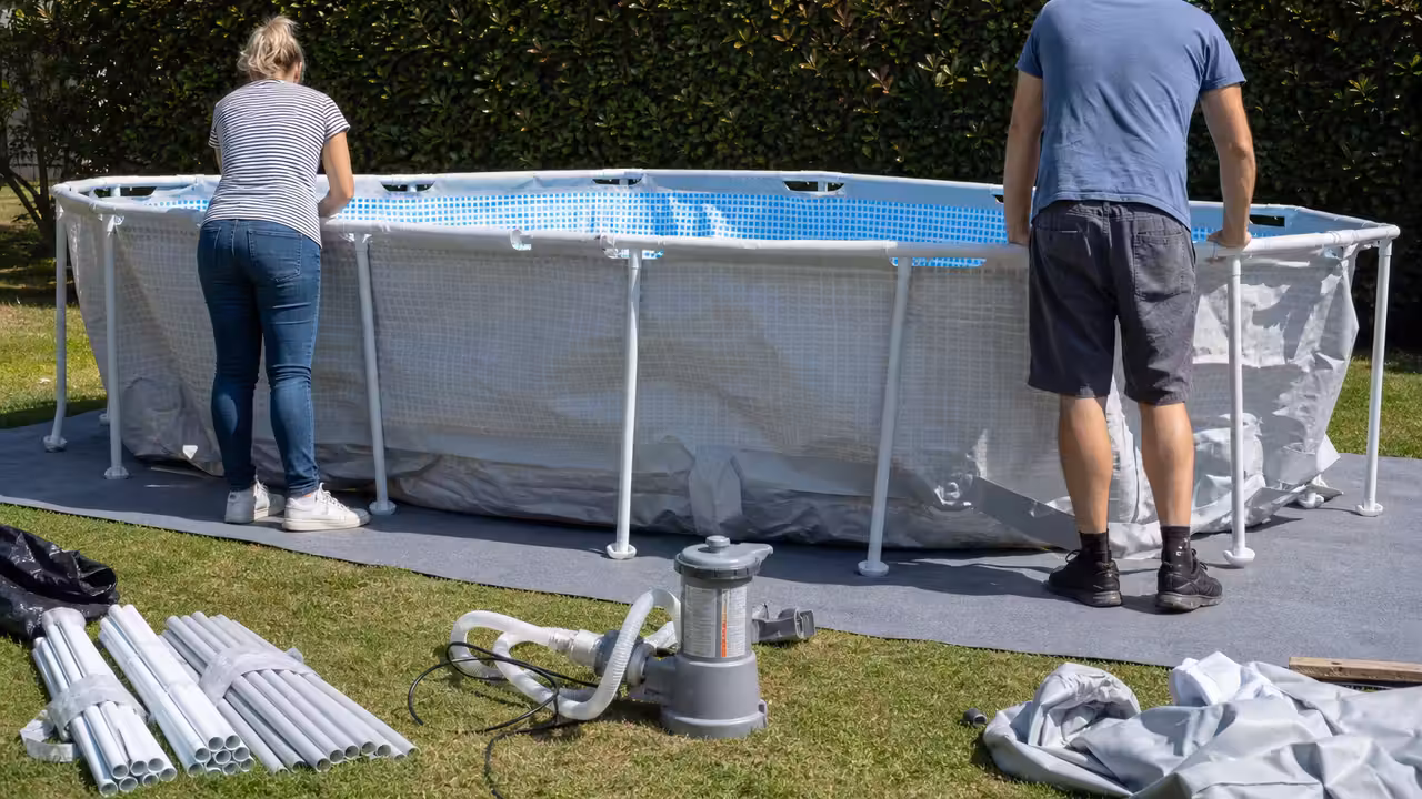 Piscine hors sol tubulaire en cours de montage sur un terrain nivelé dans un jardin ensoleillé