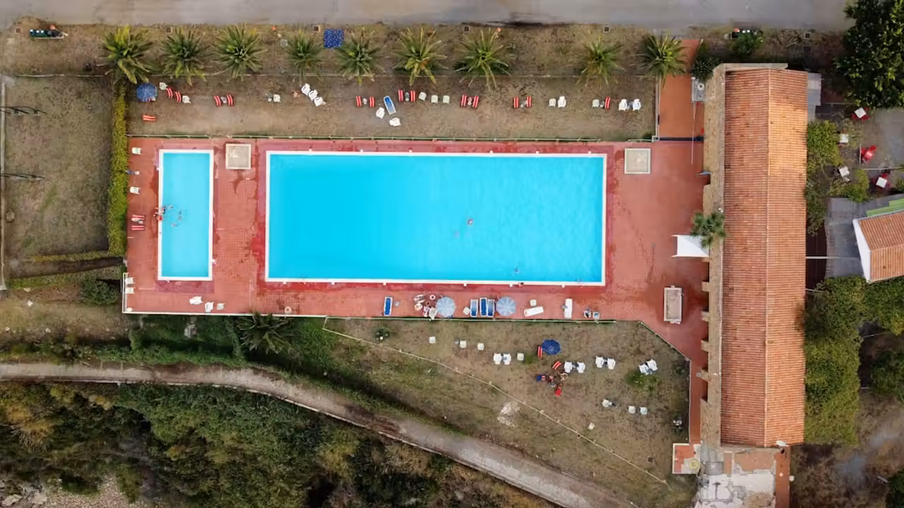 Local technique de piscine moderne avec pompe à vitesse variable, filtre et canalisations soigneusement installés