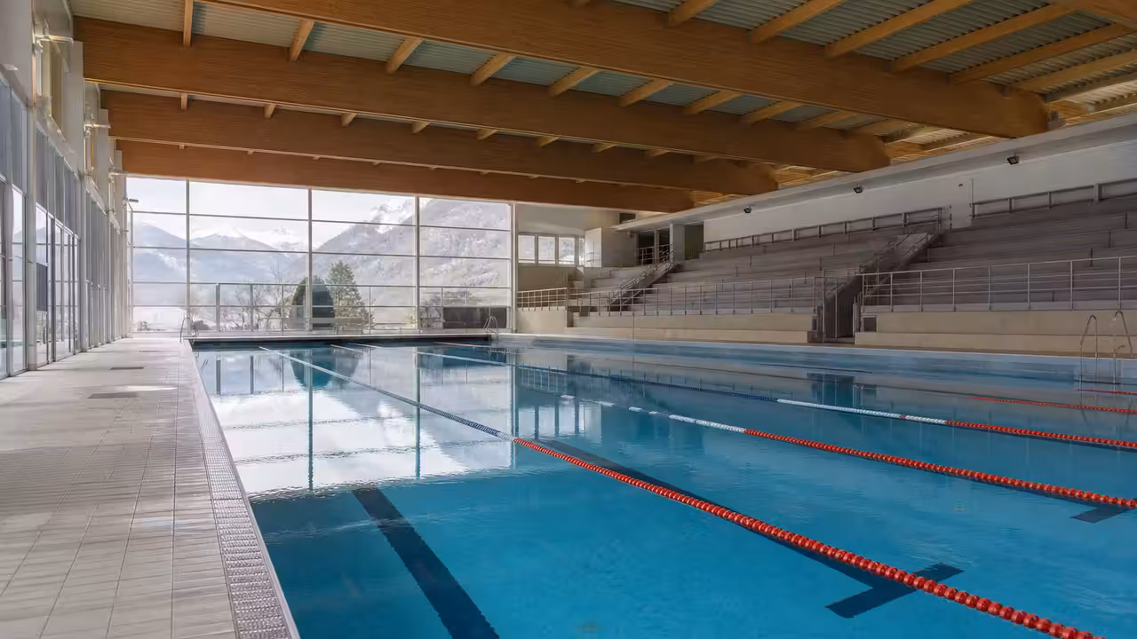 Vue extérieure d’un site de piscine publique au bord du lac d’Annecy, fermé pour un projet de reconstruction