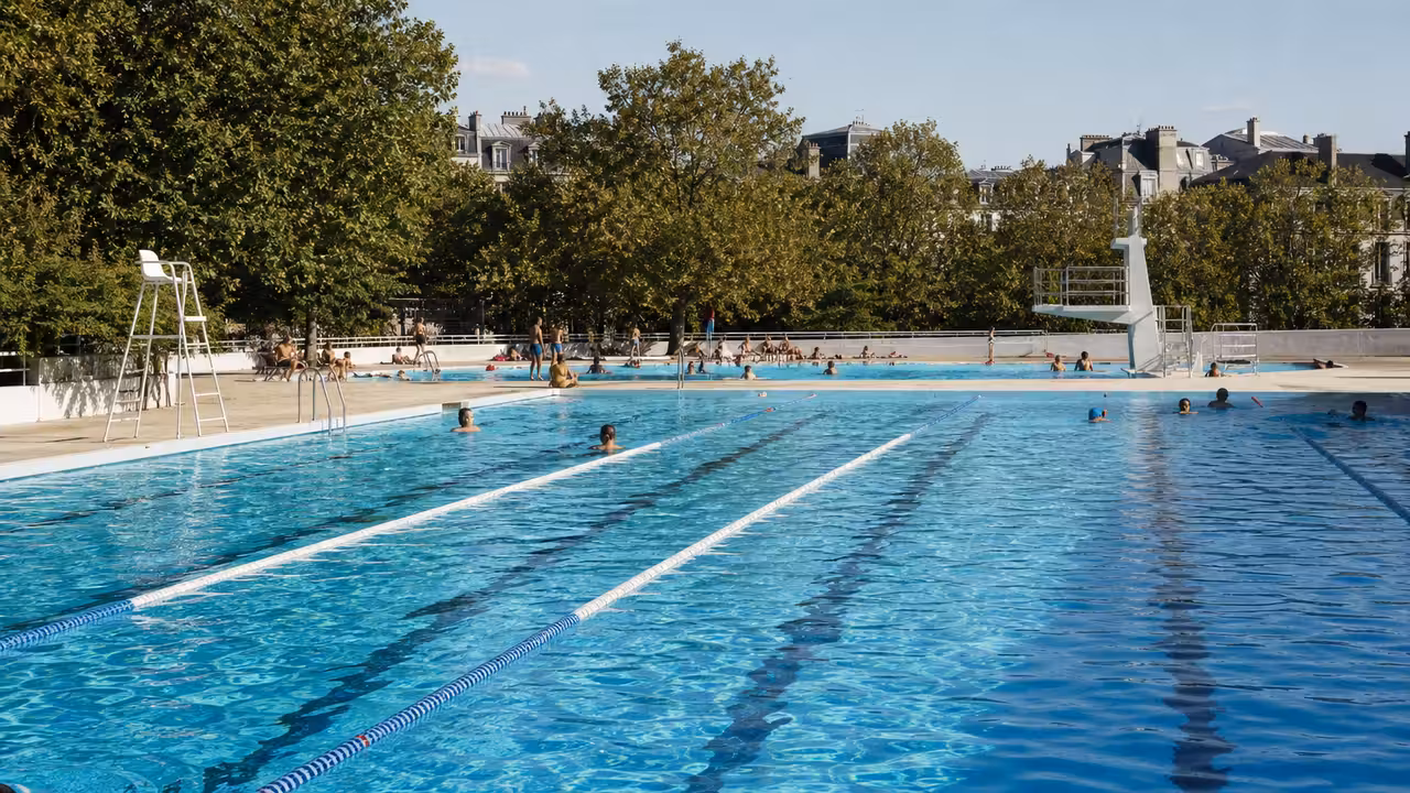 Bassin extérieur de piscine municipale avec lignes de nage et espace de détente à la fin de l'été