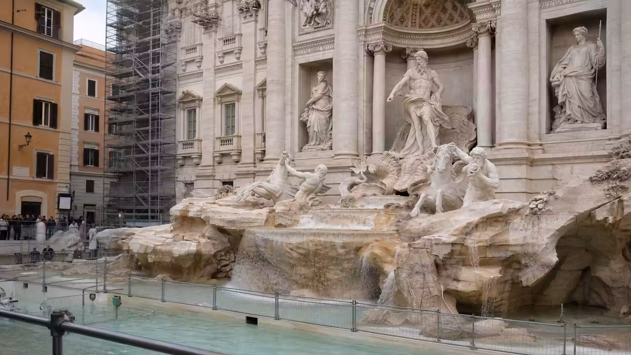 Petit bassin temporaire devant la Fontaine de Trevi en travaux, séparé par une passerelle métallique