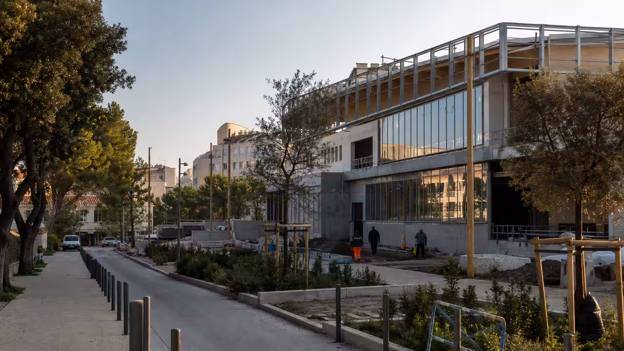 Chantier d’une piscine municipale moderne près d’un parc urbain dans un quartier de Marseille