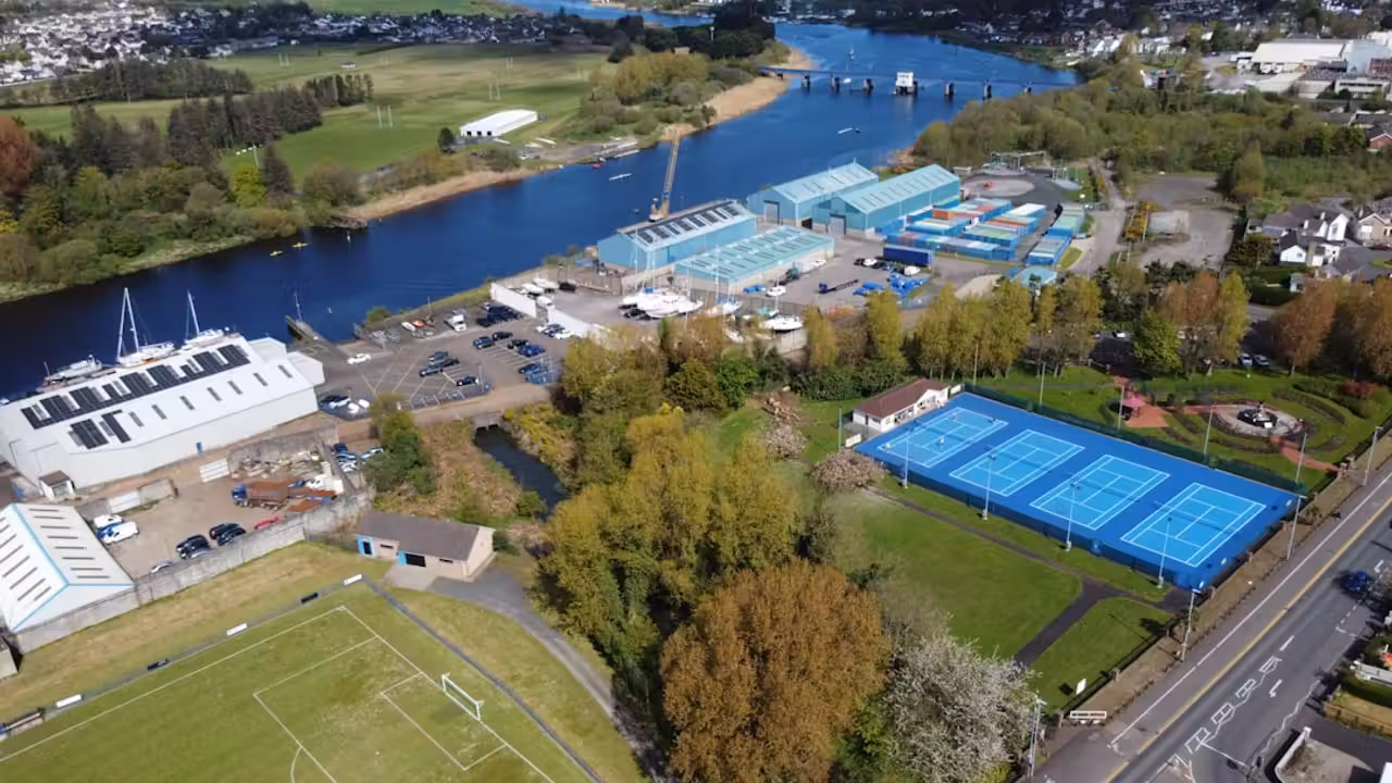 Bassin intérieur vide pendant une opération de maintenance dans une piscine publique française