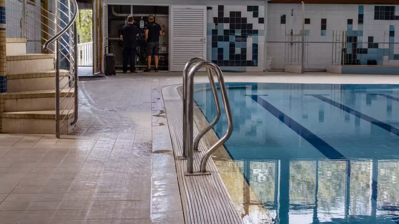 Bassin intérieur d’une piscine municipale vide pendant une vérification technique avant réouverture