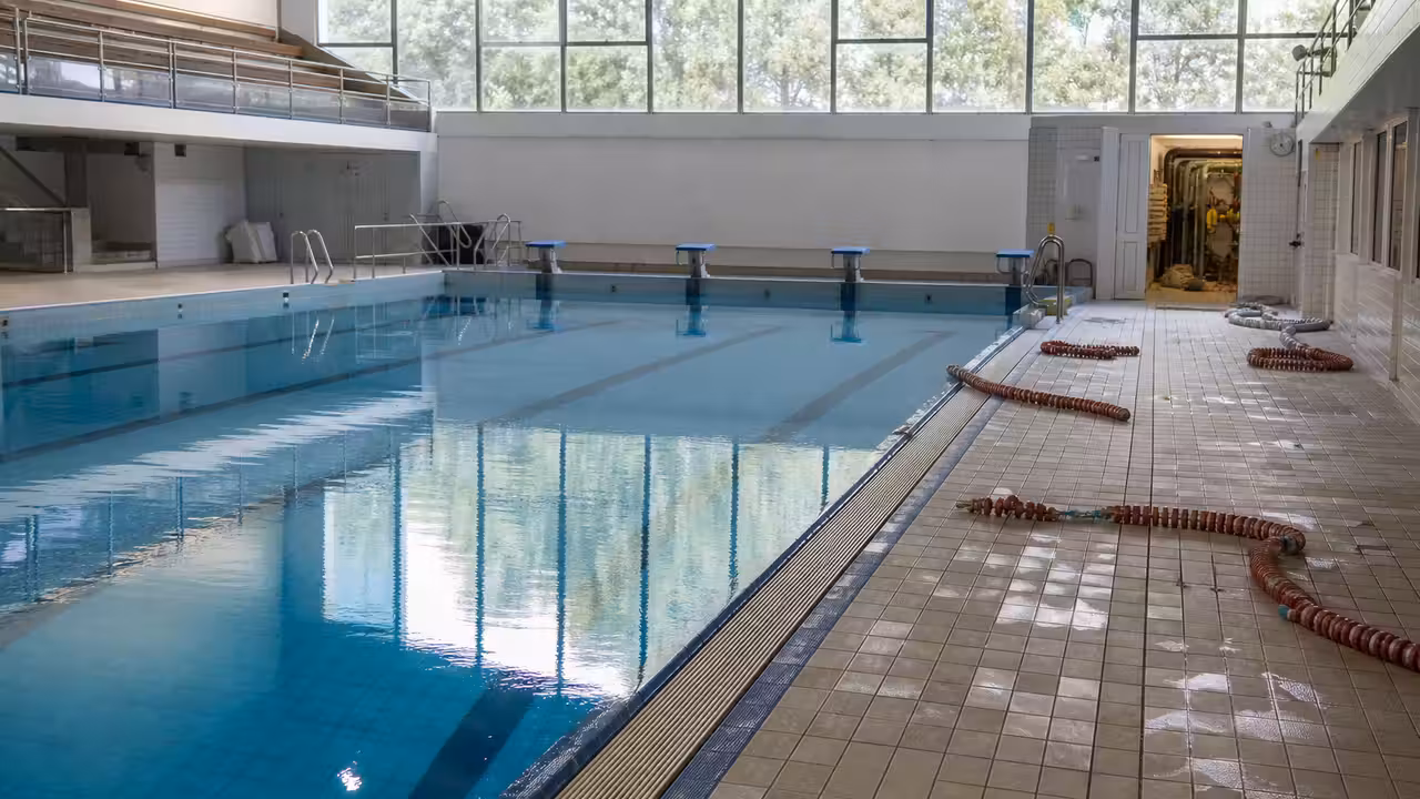 Bassin intérieur de piscine municipale vide pendant une intervention technique sur le système de filtration