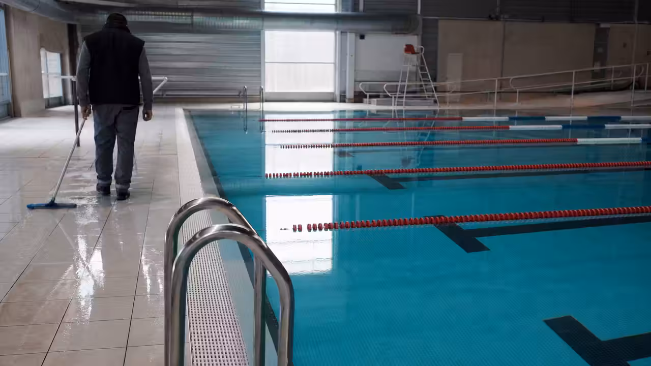 Bassin intérieur d’un centre aquatique municipal prêt à accueillir les nageurs après une maintenance technique