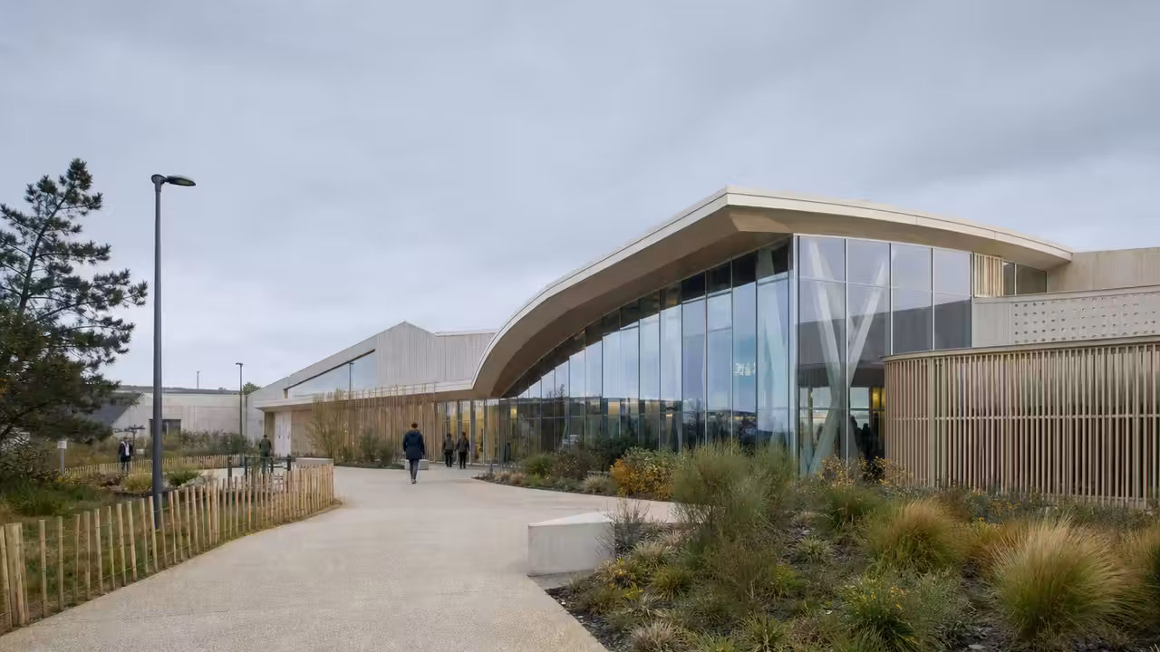 Chantier d’un futur centre aquatique, avec structure de bassin et équipements techniques en installation