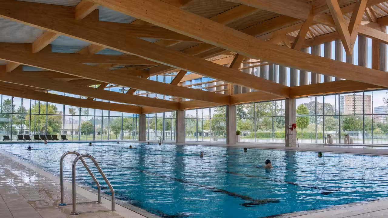 Bassin couvert du Centre Aquatique Olympique de Saint-Denis préparé pour une séance de nage libre