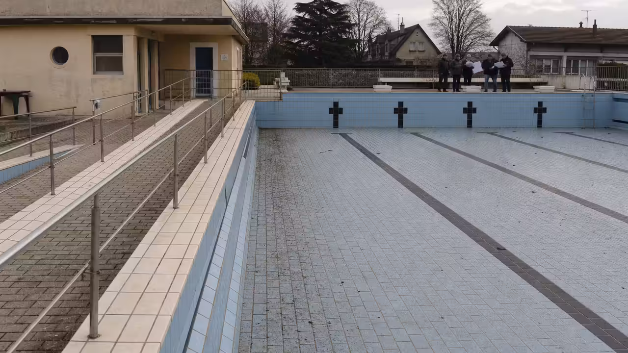 Ancien bassin municipal vidé, avec accès de plain-pied et projet de rénovation inclusive en préparation