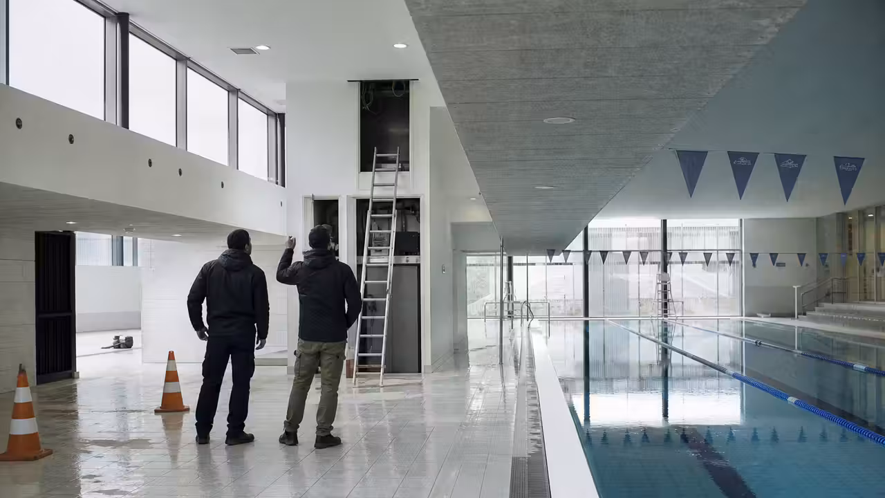 Bassin couvert d’un centre aquatique contrôlé après de fortes intempéries, sans baigneurs
