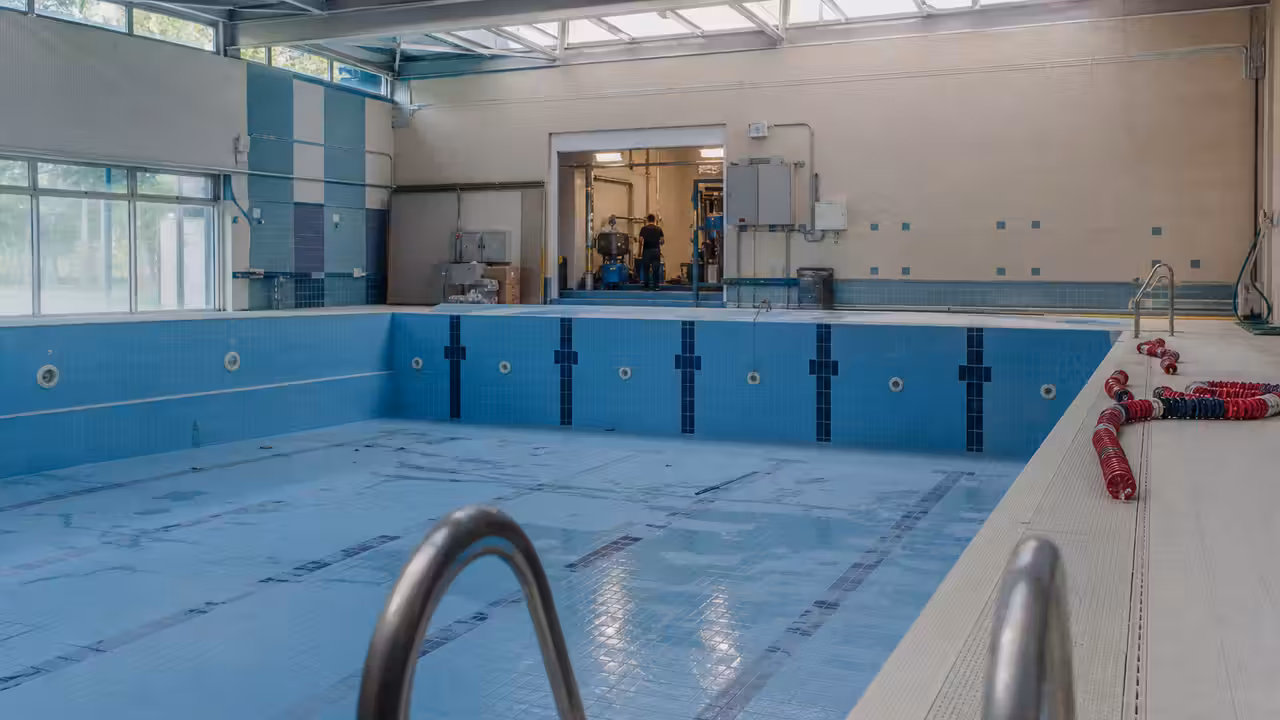 Bassin couvert municipal vide pendant des travaux techniques près des installations de filtration