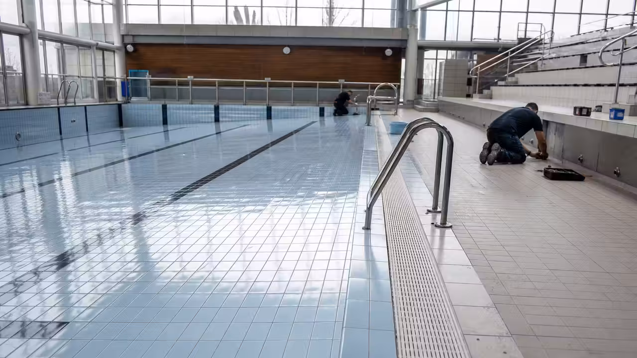 Bassin municipal de 25 mètres propre et vide lors d’une opération de maintenance avant réouverture