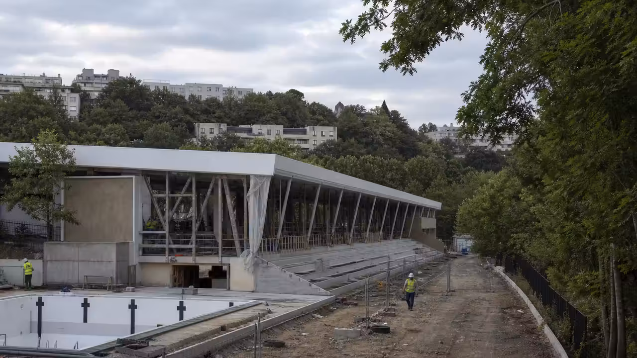 Chantier d’une piscine publique avec bassin couvert en construction dans un quartier nantais verdoyant