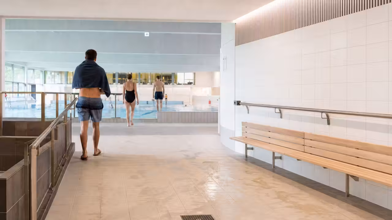 Vestiaires lumineux et accès sans marche d’une piscine municipale rénovée avant l’ouverture au public