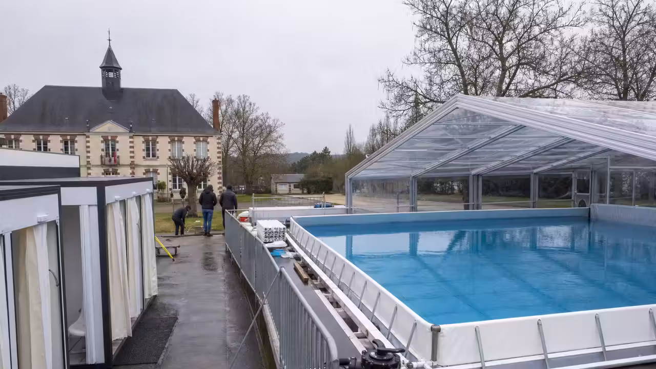 Bassin temporaire couvert installé près d’un village rural pour des séances de natation encadrées