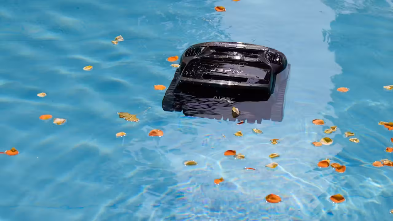 Bassin couvert de piscine municipale rénovée avec lignes d’eau, plages carrelées et ventilation en plafond