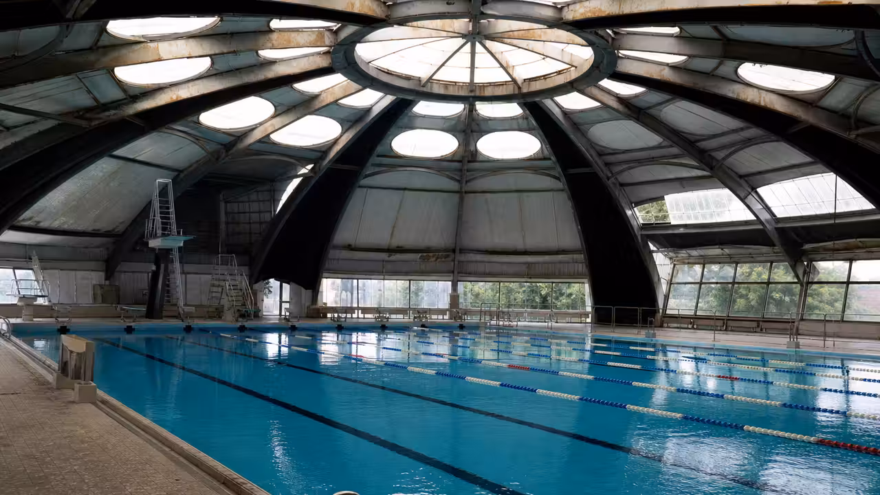 Coupole métallique d’une piscine Tournesol marseillaise vue depuis les abords du bassin de 25 mètres
