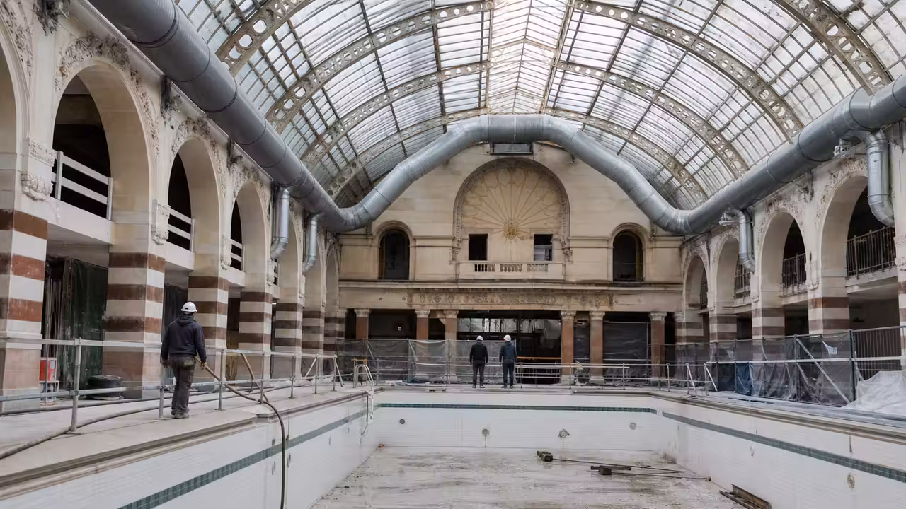 Bassin couvert historique en rénovation, avec verrière restaurée et équipements techniques modernisés
