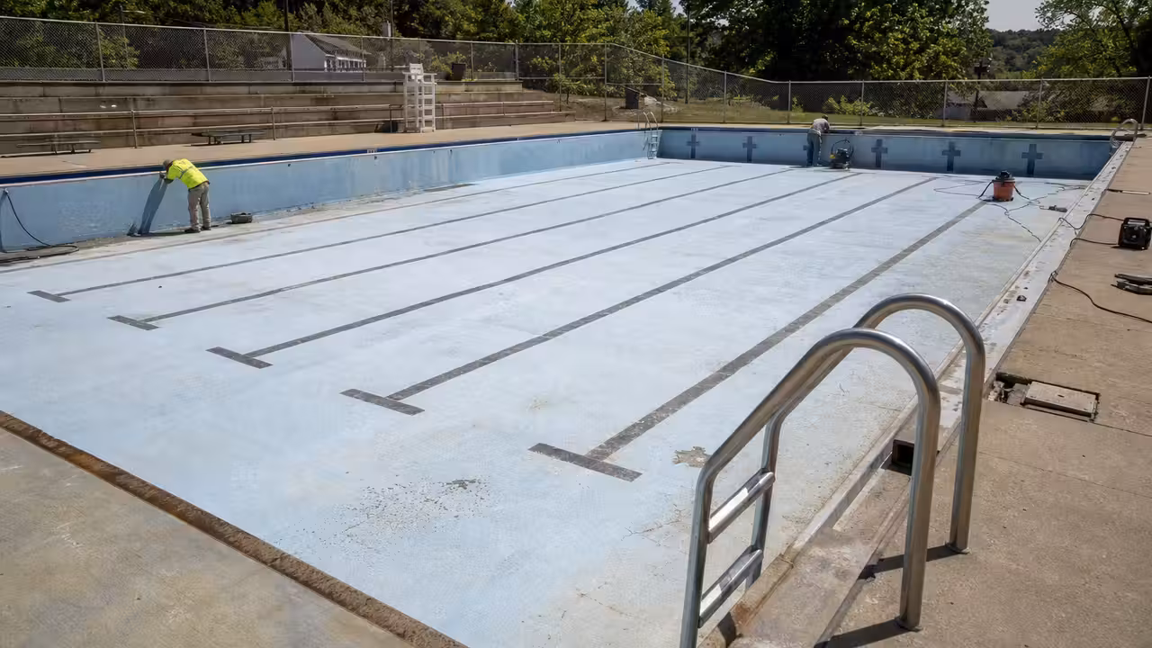 Bassin extérieur municipal vide pendant l’inspection des parois et des équipements de filtration