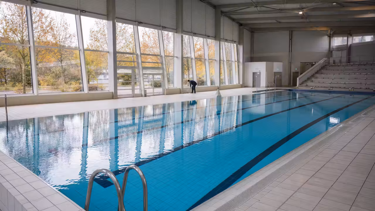 Bassin de natation couvert de 25 mètres avec lignes d’eau dans un centre aquatique municipal