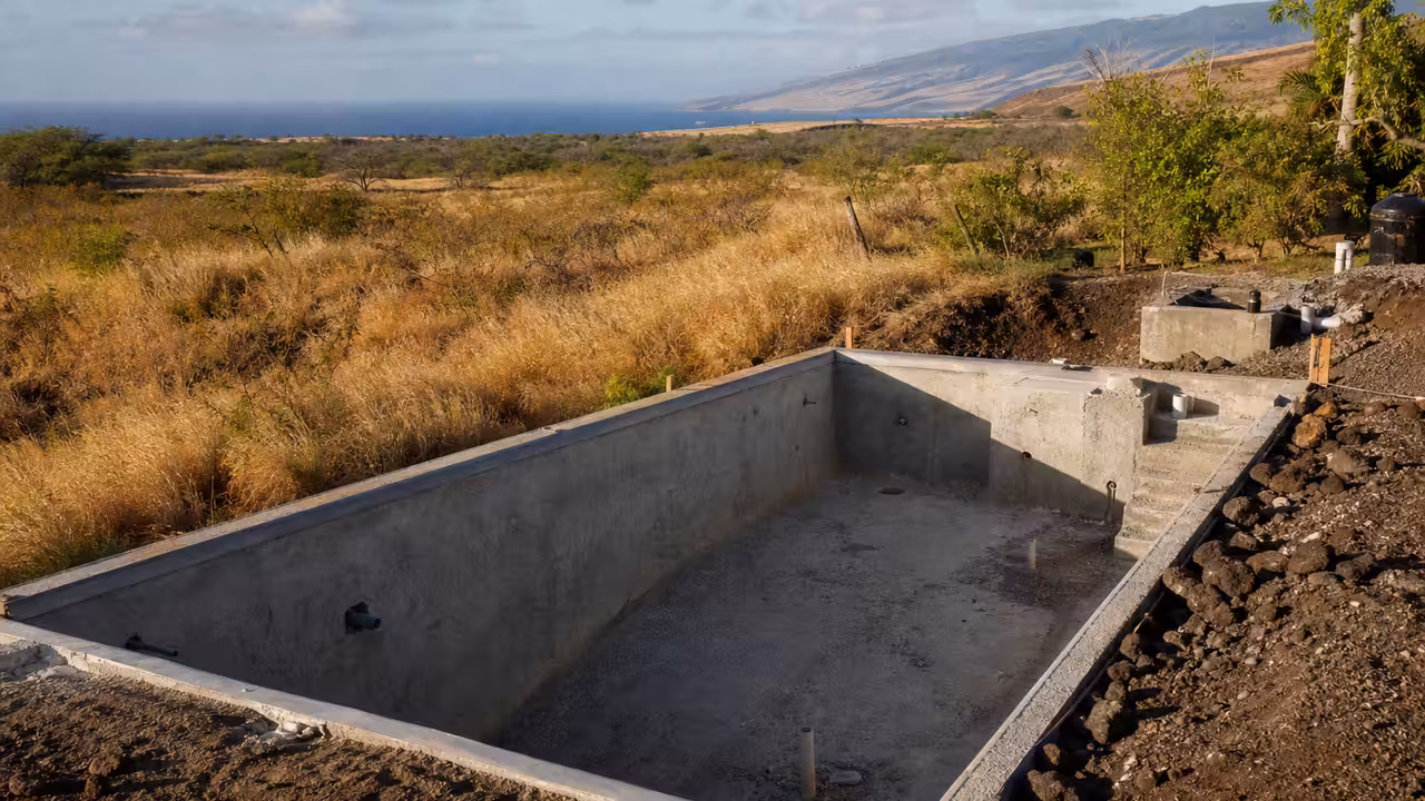 Piscine privée à ciel ouvert dans un quartier sec de West Maui entouré de végétation tropicale