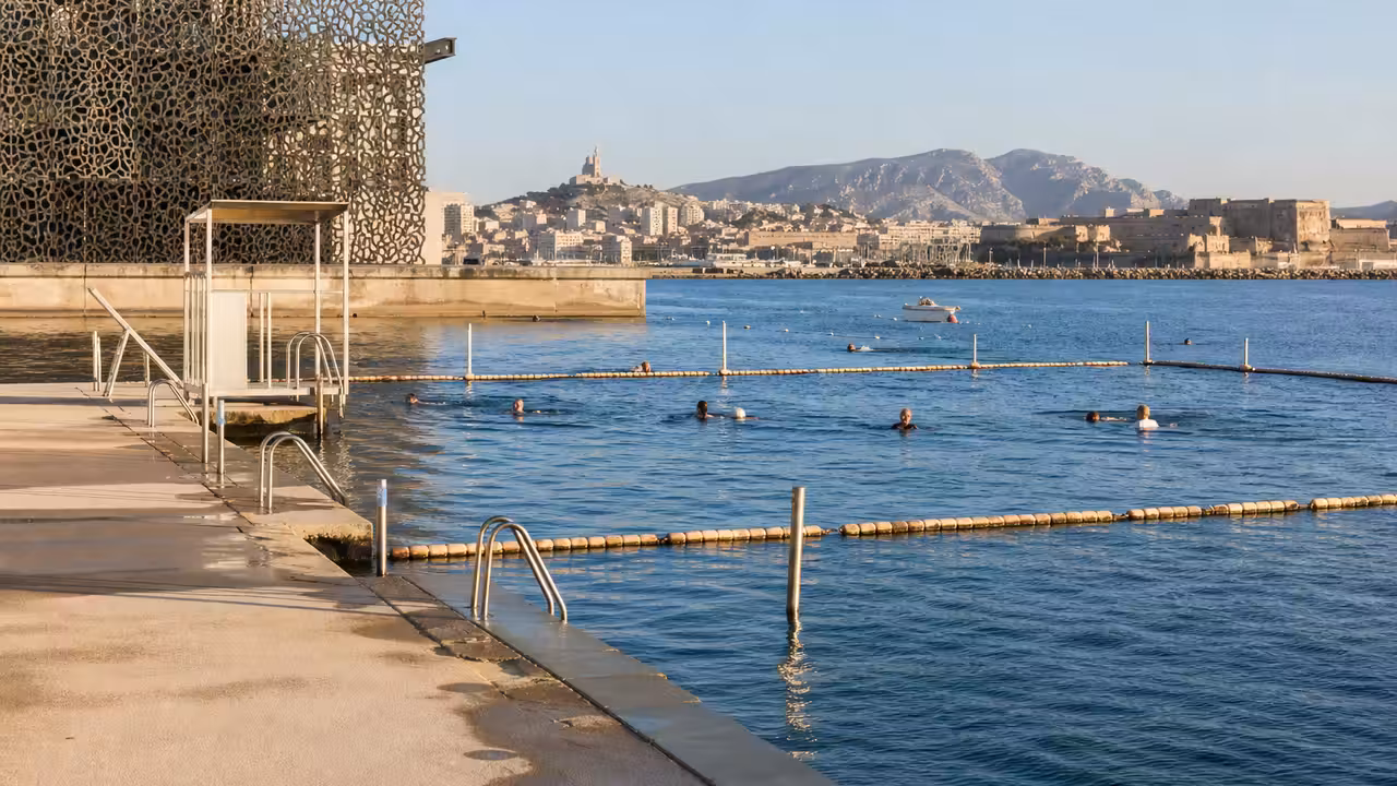 Zone de baignade marine aménagée sur le front de mer de Marseille, près d’une architecture contemporaine.