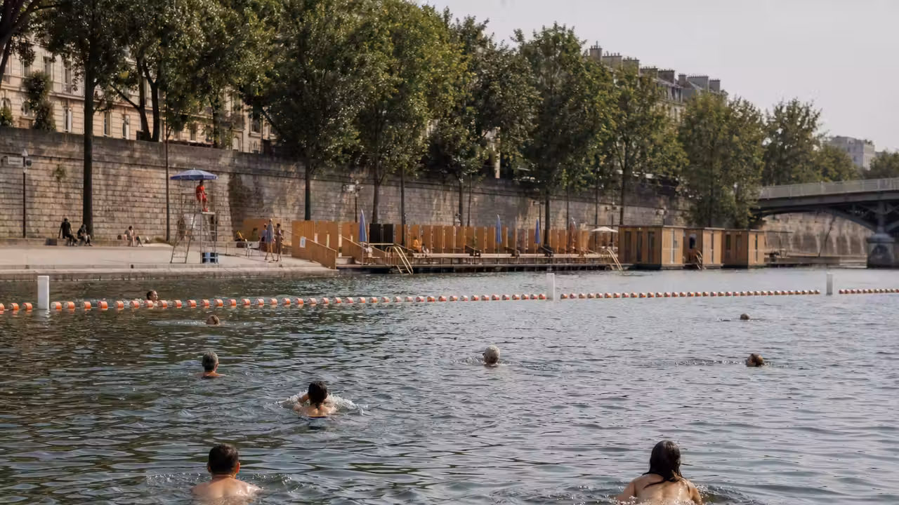 Baigneurs dans une zone de baignade aménagée au bord de la Seine à Paris par une chaude journée d’été