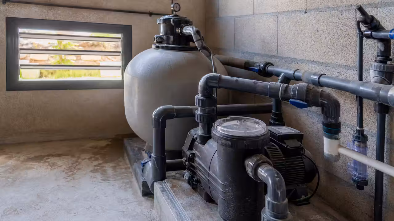 Pompe de filtration installée dans un local technique propre, raccordée au filtre et aux canalisations du bassin
