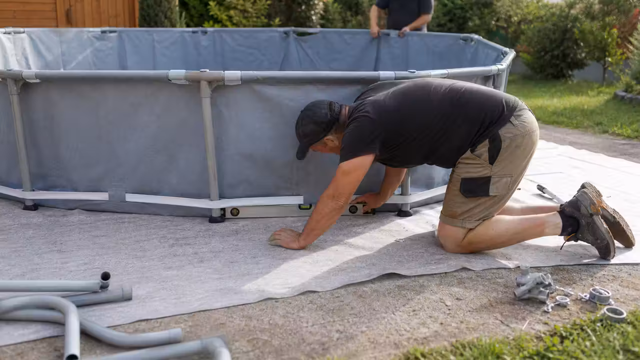 Montage d’une piscine hors-sol tubulaire sur un terrain nivelé avec feutre de protection au sol