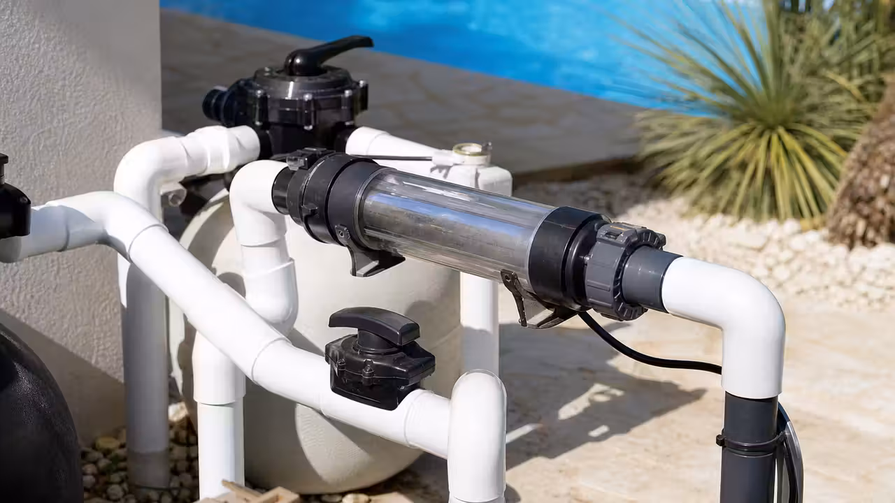Cellule d’électrolyse installée sur le circuit de filtration d’une piscine familiale en extérieur