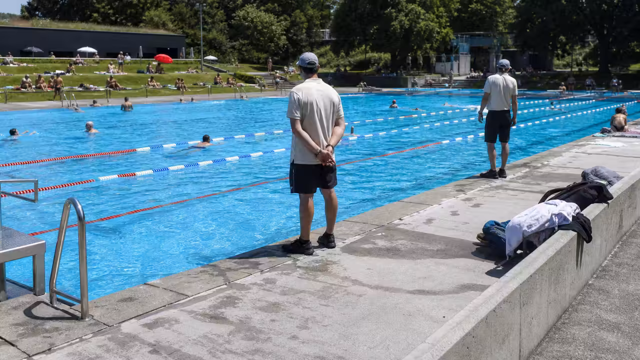 Bassin public extérieur très fréquenté avec surveillants et familles sur les plages, lors d’une journée d’été